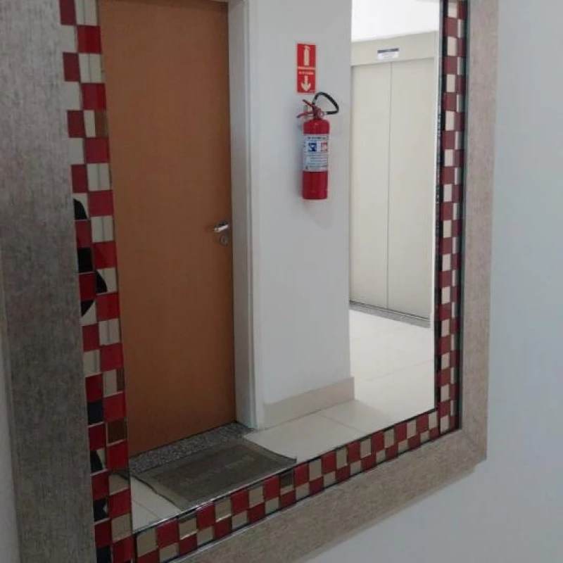 Espelho com moldura